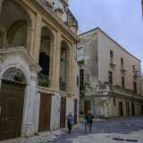 Raggiungiamo Palazzo Zeuli partendo da strada dei Gesuiti, nel caratteristico slargo dove svettano il sontuoso Palazzo Cal� Carducci...